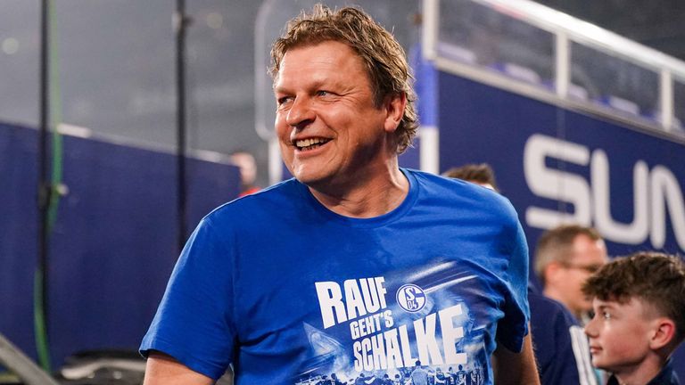 Youri Mulder feiert ausgelassen den Aufstieg seines FC Schalke 04.