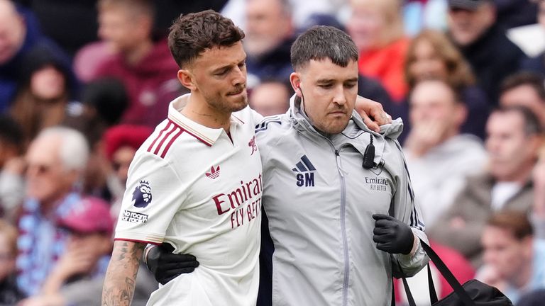 Ben White leaves the pitch with an injury