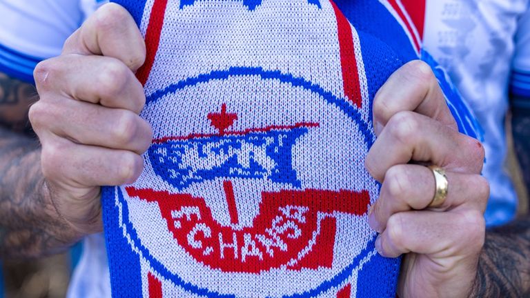 In der dritten Liga spielen künftig 19 West-Clubs - und Hansa Rostock. 