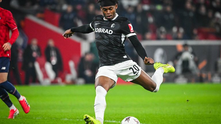 Junior Adamu wird sich künftig voraussichtlich das königsblaue Schalke-Trikot überstreifen. 