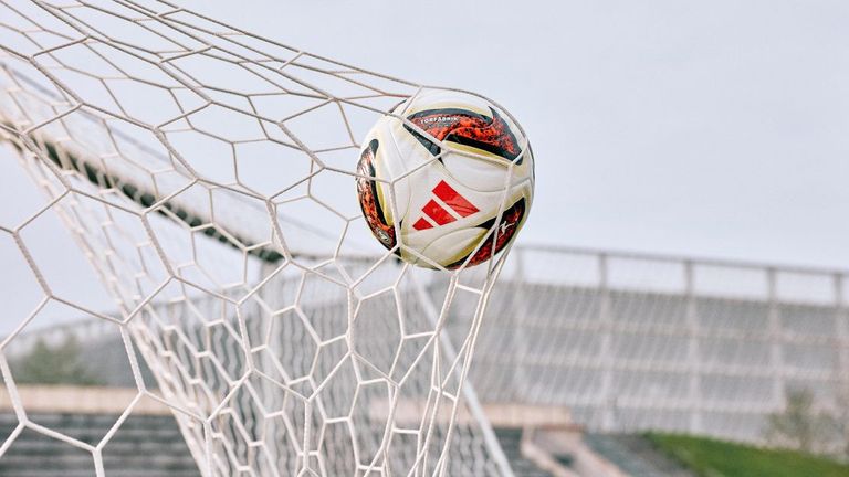 Der neue Spielball der 1. und 2. Bundesliga von Adidas trägt den Namen "Torfabrik". (Quelle: DFL)