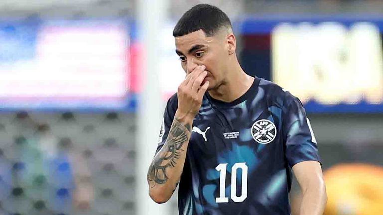 Paraguays Miguel Almiron sieht die Rote Karte, weil er seine Hand vor dem Mund hielt.