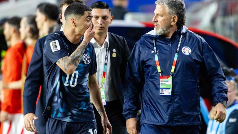 Paraguays Miguel Almiron (l.) erklärt einem Betreuer nach seinem Platzverweis, warum er die Rote Karte sah.