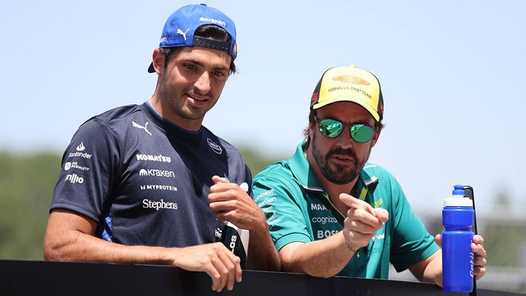 Aston-Martin-Pilot Fernando Alonso (r.) im Gespräch mit Williams-Fahrer Carlos Sainz.