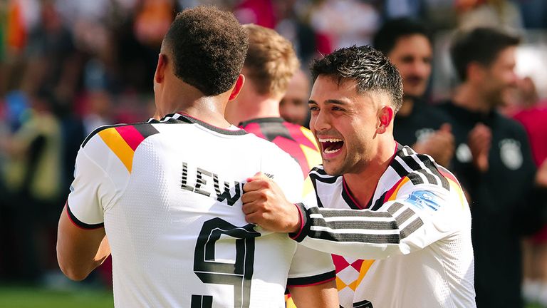 Nadiem Amiri (r.) jubelt gemeinsam mit DFB-Teamkollege Jamie Leweling.