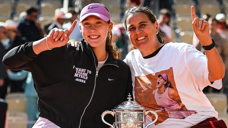 French-Open-Champion Mirra Andreeva (l.) mit ihrer Trainerin Conchita Martinez.