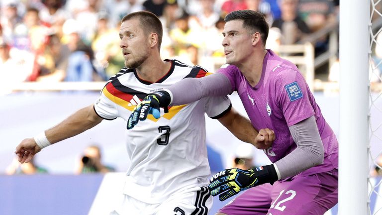 War das wirklich ein Foul? Waldemar Anton gegen Paraguays Keeper Orlando Gill.