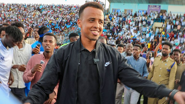 Schiedsrichter Omar Artan wird in Somalia wie ein Held empfangen.