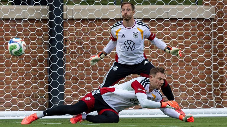 Wer steht gegen Ecuador im deutschen Tor? Oliver Baumann (oben) oder Manuel Neuer (unten)?