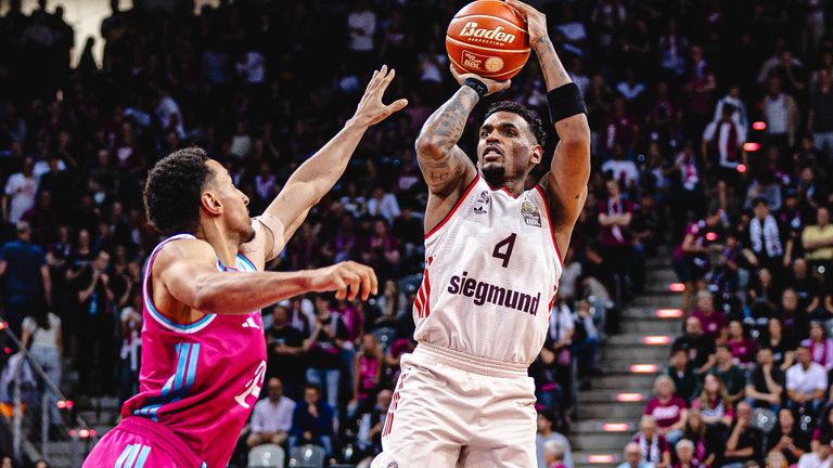 Xavier Rathan-Mayes (r.) führt die Bayern-Basketballer mit 27 Punkten zum dritten Sieg im Playoff-Halbfinale gegen Bonn.