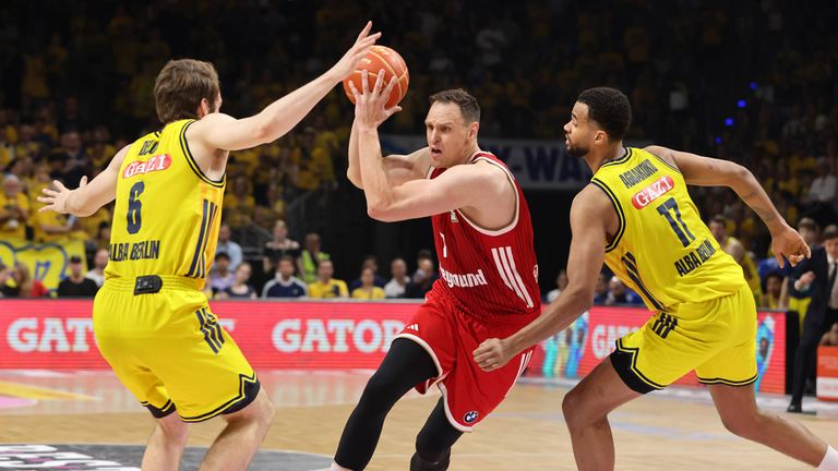 Johannes Voigtmann (M.) und die Bayern Basketballer verlieren Spiel 4 in den BBL-Finals gegen Alba Berlin. 
