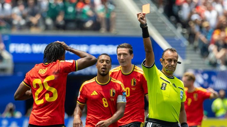 Belgiens Nathan Ngoy erhält im Spiel gegen Iran einen Platzverweis.