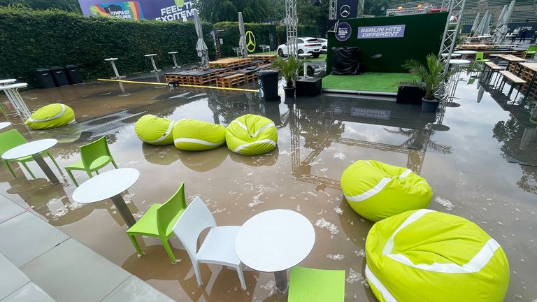  Unwetter flutet den Zuschauerbereich.