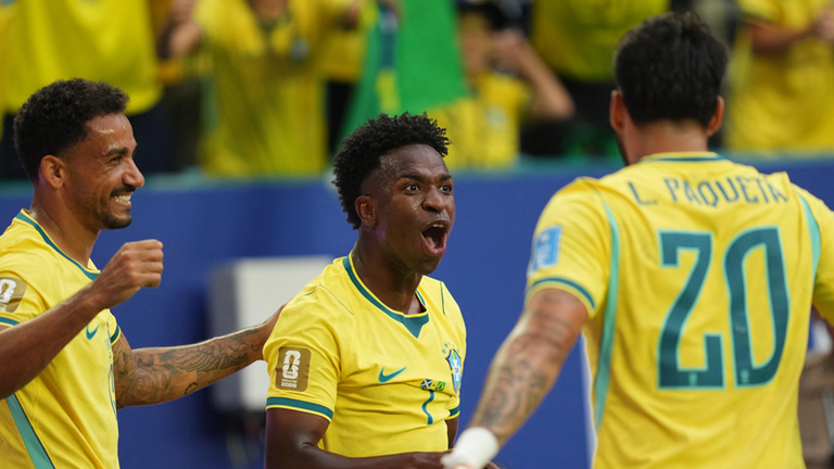 Vinicius Junior (m.) und die "Seleção" treffen heute im Sechzehntelfinale auf Japan. Live ab 19:00 Uhr bei MagentaTV und im ZDF. 