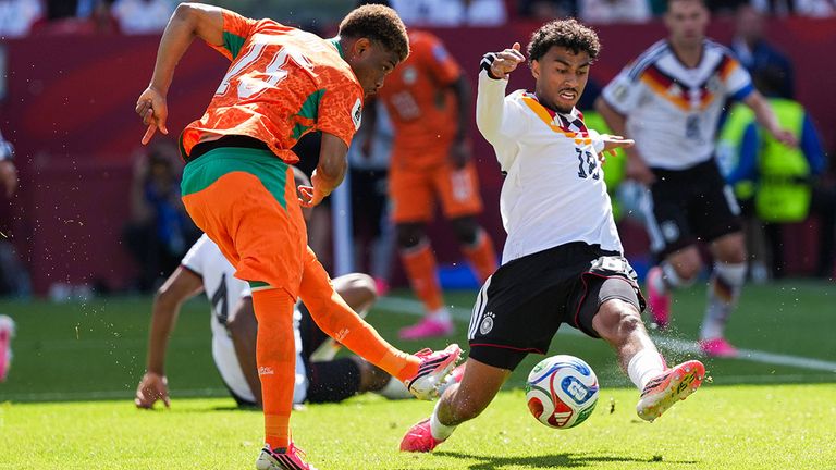 Nathaniel Brown (r.) spielt bislang eine starke WM für das DFB-Team.