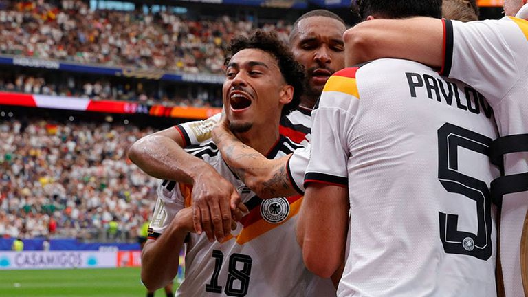 Nathaniel Brown bejubelt mit den DFB-Teamkollegen sein WM-Tor gegen Curacao.
