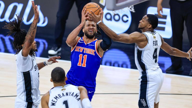 Jalen Brunson (M.) führt die New York Knicks zum zweiten Sieg bei den Spurs. 