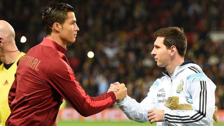 Cristiano Ronaldo (l.) und Lionel Messi (r.) trafen mit ihren Nationalmannschaften zuletzt bei einem Testspiel in Manchester im November 201