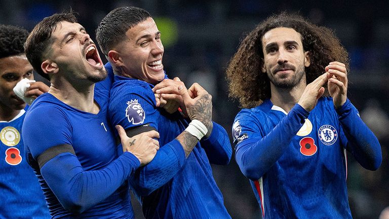 Marc Cucurella (r.) feiert mit seinen Chelsea-Teamkollegen Pedro Neto (von l.) und Enzo Fernandez.