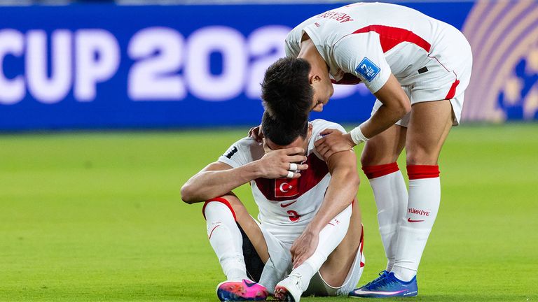 Türkei-Star Arda Guler (r.) versucht, seinen Teamkollegen Merih Demiral zu trösten.