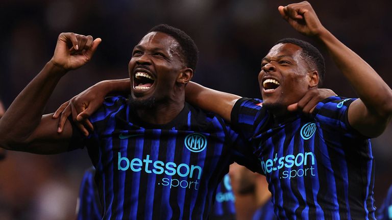 Denzel Dumfries (r.) wechselt von Inter zu Real Madrid.