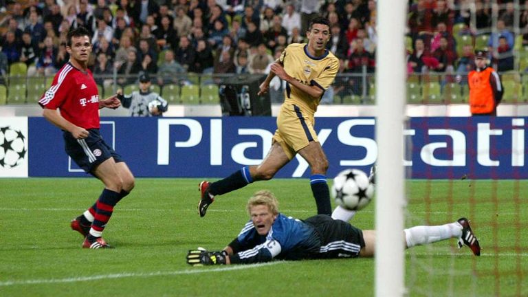 Champions League 2002: Roy Makaay erzielt den 2:1-Siegtreffer für Deportivo La Coruna beim FC Bayern.