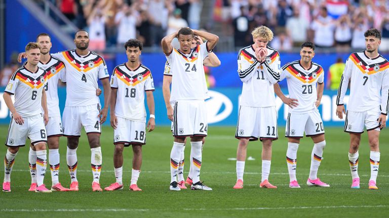Die deutsche Mannschaft ist völlig überraschend im Sechzehntelfinale an Paraguay gescheitert.