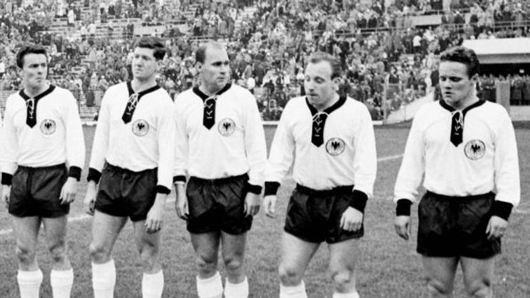 WM 1962: Nachdem das erste Gruppenspiel gegen Italien torlos blieb, konnte Albert Brülls (r.) die Dose öffnen. Direkt nach Wiederanpfiff tra