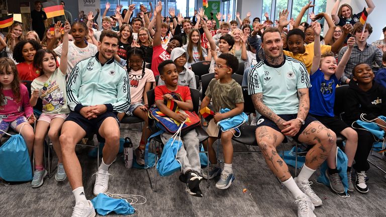 Leon Goretzka & David Raum haben sich zahlreichen Fragen von Schulkindern aus Chicago gestellt. 