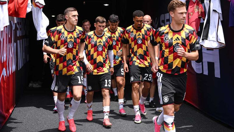Joshua Kimmich (r.) führt das DFB-Team bei der WM in den USA als Kapitän an.