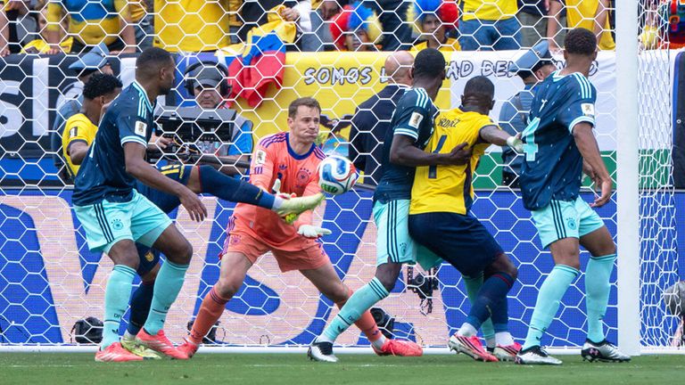 Manuel Neuer (3. v. l.) greift im deutschen Tor gegen Ecuador daneben.