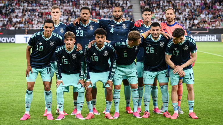 Die DFB-Stars werden das abschließende Gruppenspiel gegen Ecuador in den blauen Trikots bestreiten. 