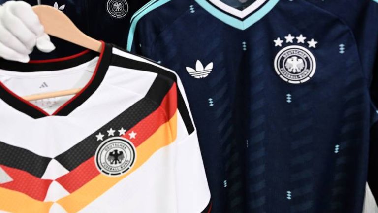 Das Heim- (l.) und Auswärtstrikot (r.) des DFB-Teams von 2026.