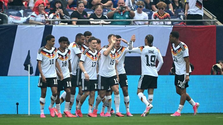 Das DFB-Team jubelt nach einem Tor.