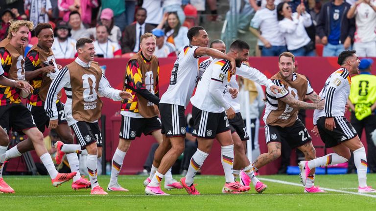 Die DFB-Stars bejubeln den Last-Minute-Siegtreffer von Deniz Undav. 