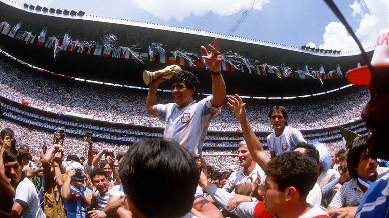 Diego Maradona mit dem WM-Pokal nach dem Finale 1986 gegen Deutschland.