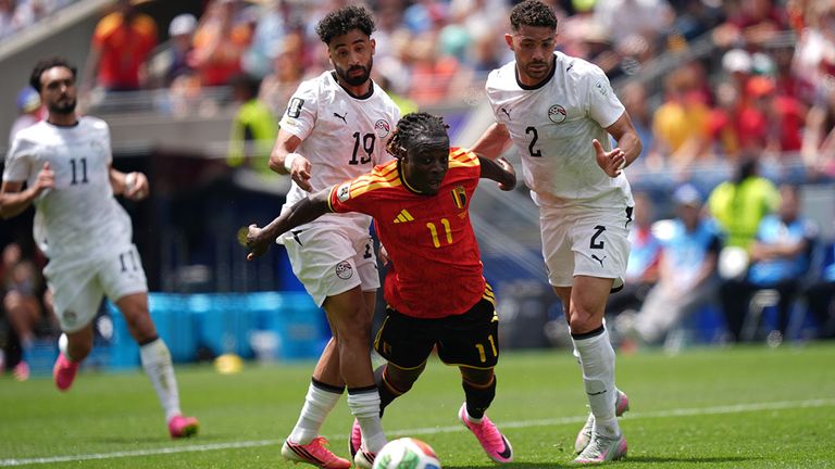 Belgien-Star Jeremy Doku (M) im Duell mit Ägyptens Marwan Attia (l.,) und Yasser Ibrahim.