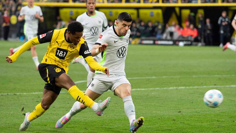 Julien Duranville (l.) wechselt von Borussia Dortmund zu Olympique Lyon.