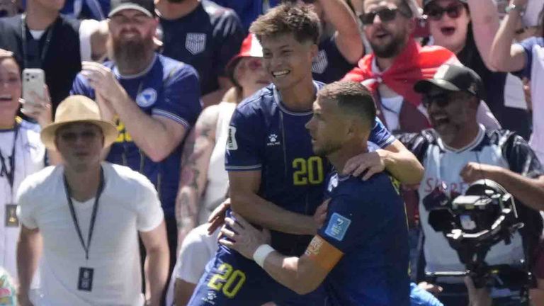 Edin Dzeko feiert seinen Treffer gegen Katar mit Bajraktarevic (20).