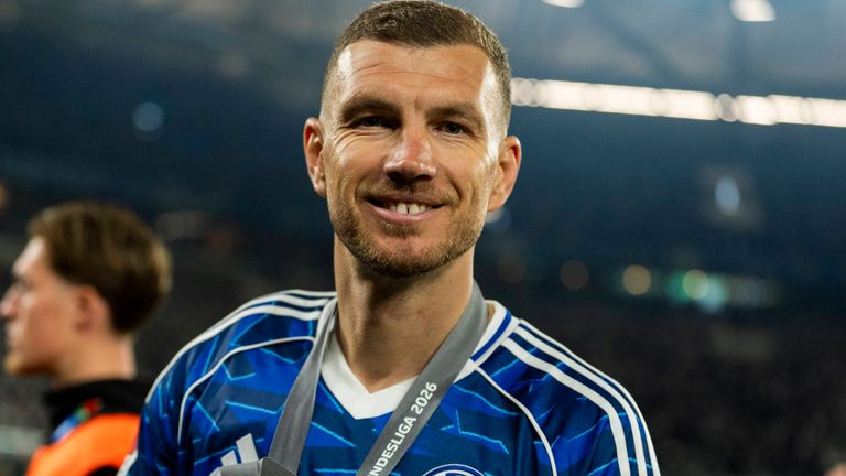 Edin Dzeko hat ein neues Vertragsangebot von Schalke auf dem Tisch. 