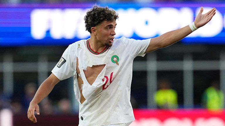 Das Trikot von Marokko-Nationalspieler Neil El Aynaoui hat den Textil-Test nicht bestanden.
