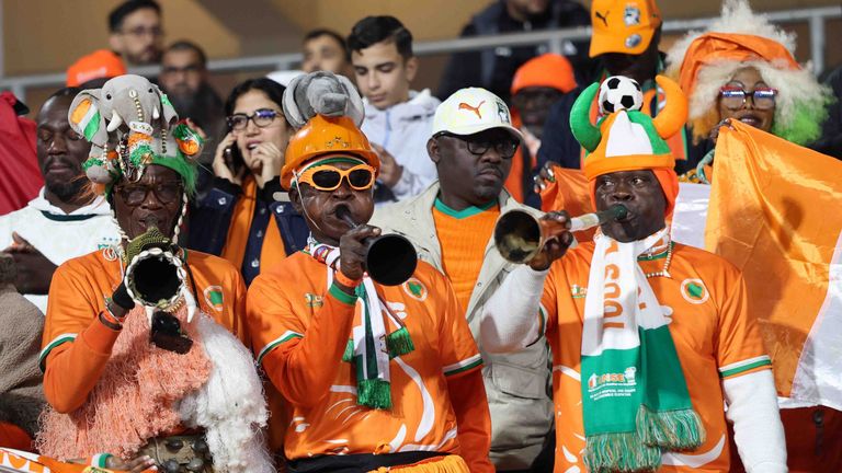 Die Fans der Elfenbeinküste stimmen ihr Team musikalisch auf die WM ein.
