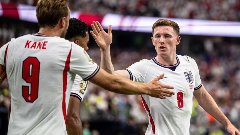 England-Star Elliot Anderson (r.) wechselt zu Manchester City.