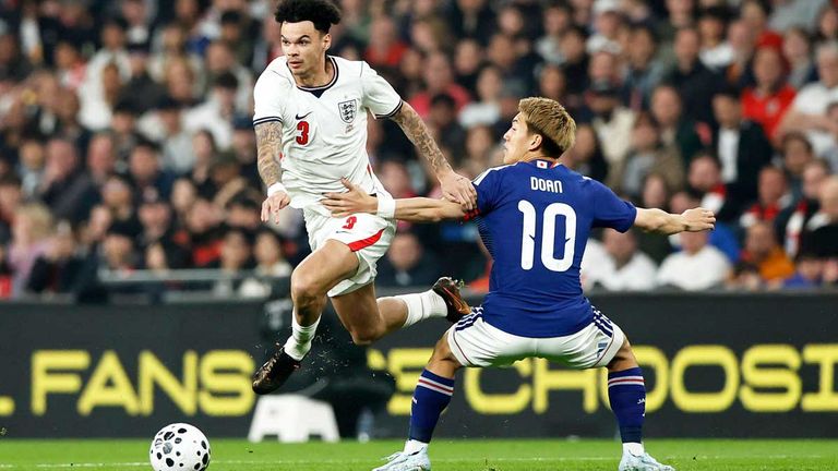 Nico O'Reilly (l.) und Japans Ritsu Doan während des Testspiels der beiden Teams am 31. März 2026.