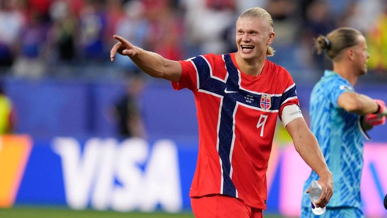 Erling Haaland trifft im ersten Gruppenspiel gegen den Irak zwei Mal das Tor für Norwegen.