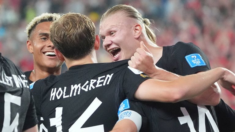 Erling Haaland (r.) schießt Norwegen ins Sechzehntelfinale bei der WM 2026.