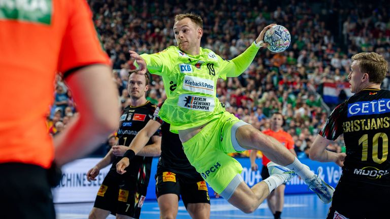 Bundesliga-MVP Mathias Gidsel setzt zum Tor an.