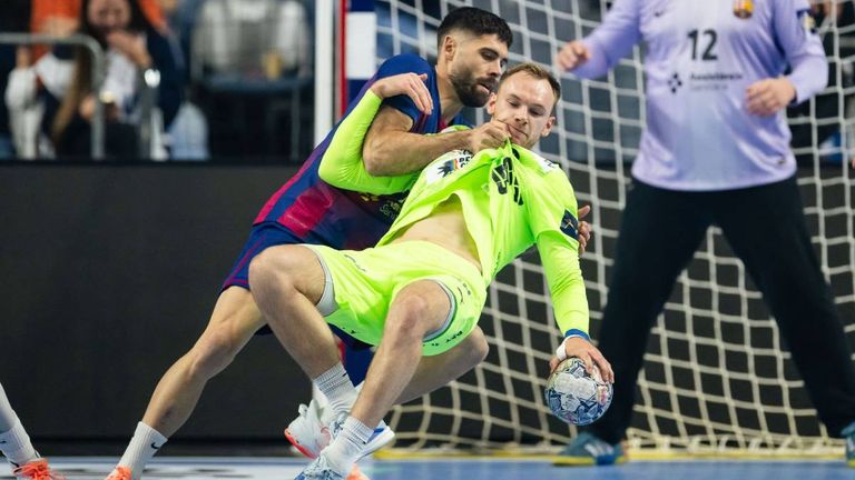 Mathias Gidsel im Zweikampf während des Champions-League-Finales.