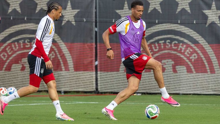 Leroy Sane (l.) und Felix Nmecha beim Training auf dem Gelände der Wake University.