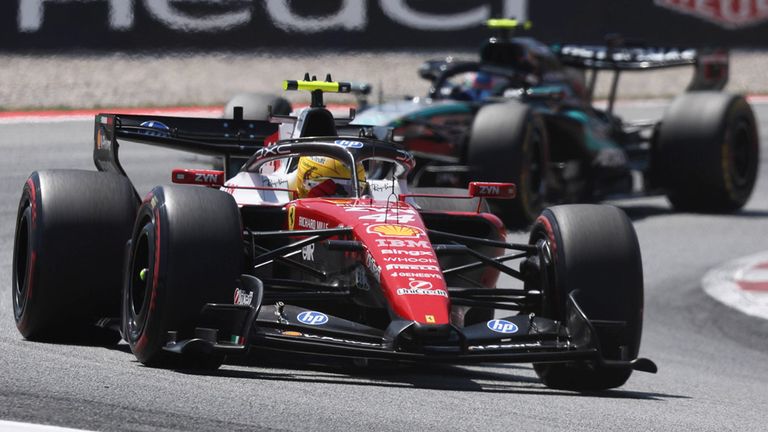 Ferrari-Superstar Lewis Hamilton (vorne) vor Mercedes-Pilot Kimi Antonelli.